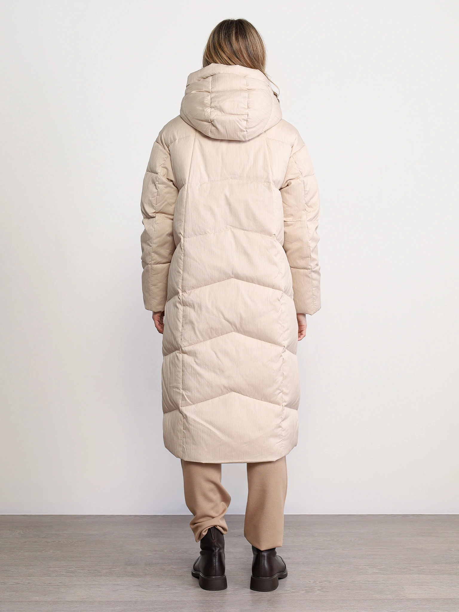 Пуховик бежевого цвета с капюшоном